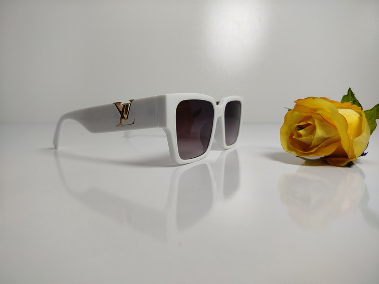 عینک آفتابی زنانه برند LOUIS VUITTON مدل 9569 سایز 54 طلق یووی
