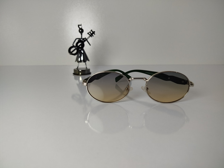 عینک آفتابی زنانه پرادا مدل WH4060 با طراحی شیک و مدرن، مناسب برای استایل روزمره و محافظت کامل از چشمها در برابر اشعه UV